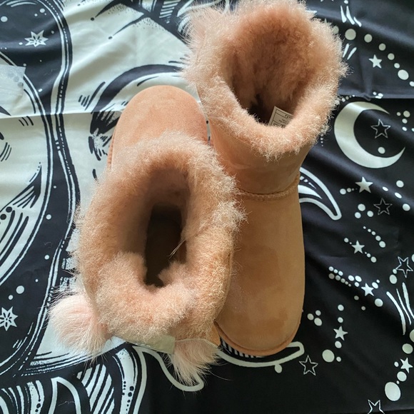 NWT Light Ugg’s sun tan color fluff bow boots - Picture 4 of 4